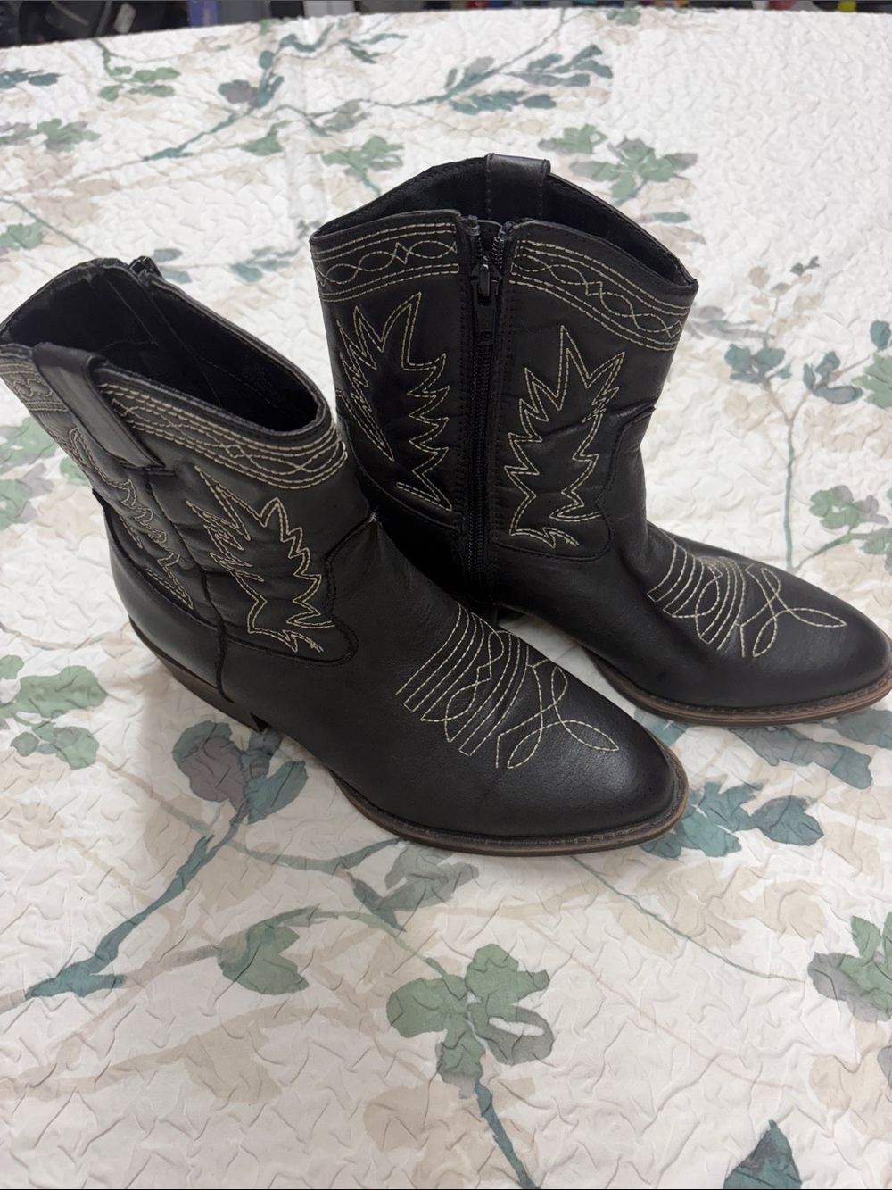 Coconuts by Matisse Black Western Ankle Boots with Contrast Stitching sz 7.5